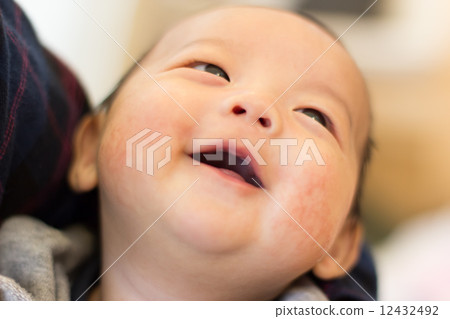 2個月大的寶寶微笑 2個月大的寶寶微笑 12432492