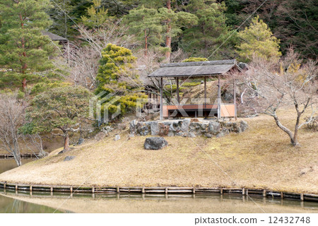 Shogakuin Umi Nobu Ukinawa沐浴凳的一顆松樹的珍珠 12432748