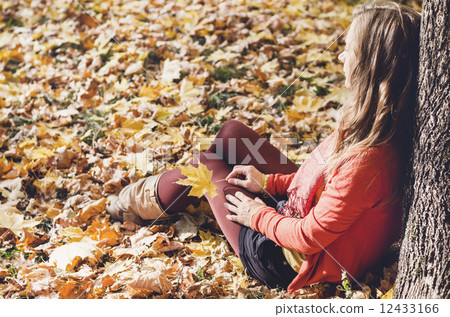 Young woman in autumn park, Young woman in autumn park, 12433166