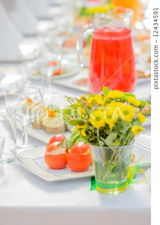 The image of a served table 12434591