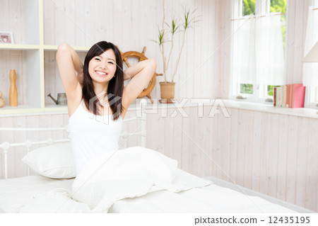 一個女人在床上放鬆 12435195