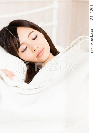 Women sleeping in bed 12435201