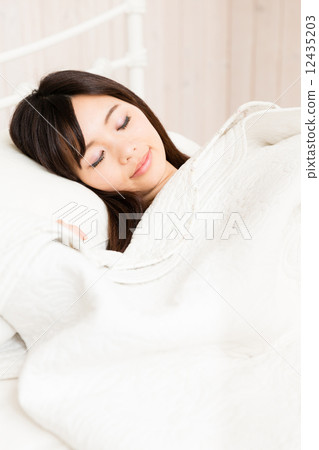 睡在床上的婦女 睡在床上的婦女 12435203