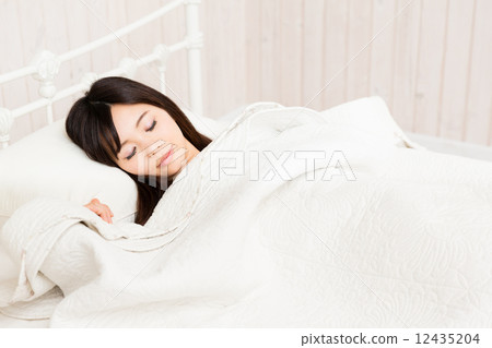 睡在床上的婦女 睡在床上的婦女 12435204