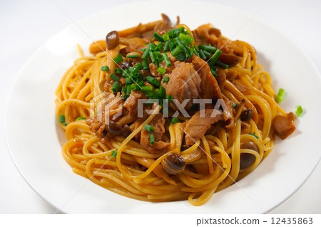 與金槍魚和shimeji的日本麵團 與金槍魚和shimeji的日本麵團 12435863