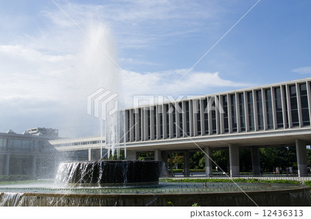 廣島和平紀念博物館和噴泉的景色 12436313