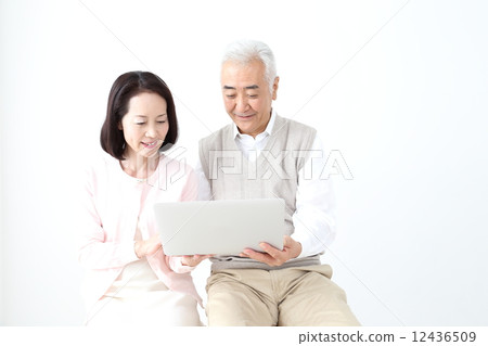 Middle couple having a personal computer 12436509