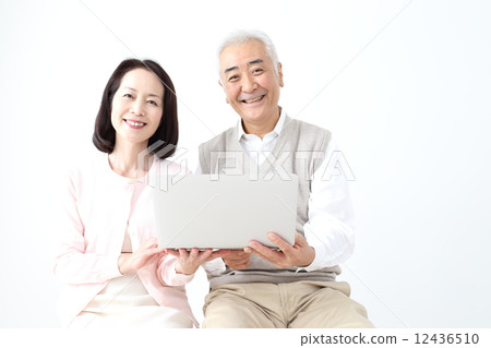Middle couple having a personal computer 12436510