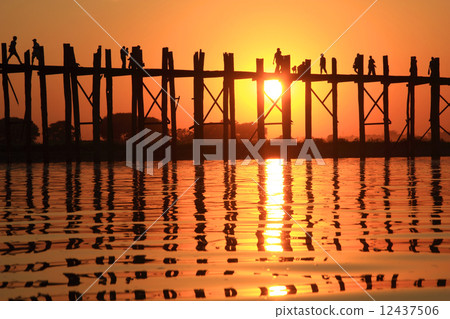 Silhouette of U bein bridge at sunset 12437506