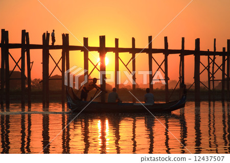 Silhouette of U bein bridge at sunset 12437507