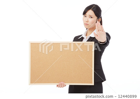 按住留言簿的女商人 12440899