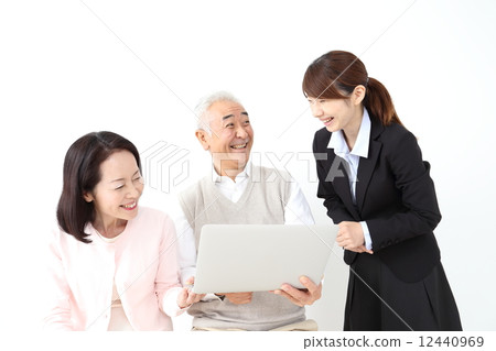 一個女人與西裝和高級(中)夫婦 一個女人與西裝和高級(中)夫婦 12440969