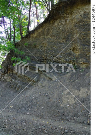 邊界層黑色戶外岩石露頭(垂直) 邊界層黑色戶外岩石露頭(垂直) 12440978