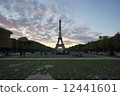 Evening scenery of the Eiffel Tower ① 12441601