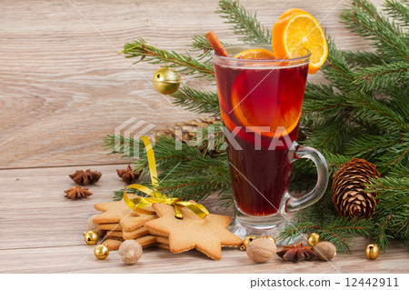 mulled wine with decorated christmas tree mulled wine with decorated christmas tree 12442911