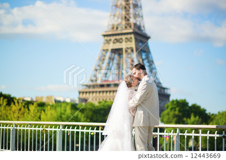 Bride and groom in Paris, near the Eiffel tower Bride and groom in Paris, near the Eiffel tower 12443669