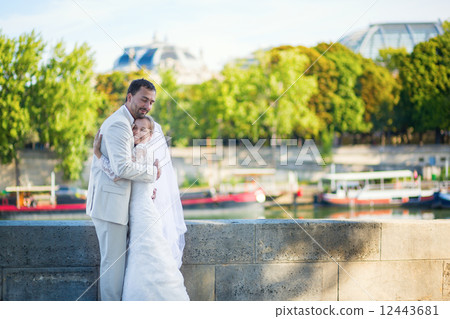 Just married couple on the Seine embankment Just married couple on the Seine embankment 12443681