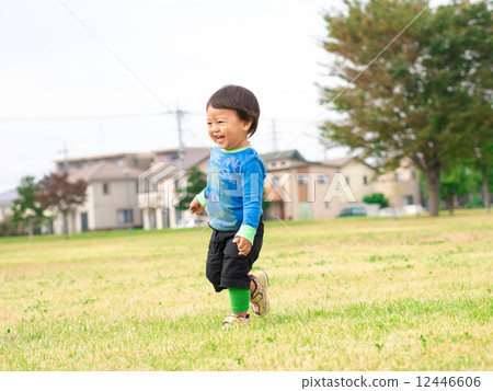 一個笑著跑的男孩 一個笑著跑的男孩 12446606