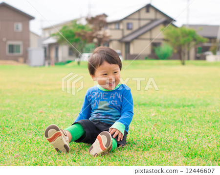 微笑男孩 12446607