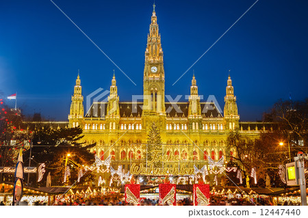 Rathaus and Christmas market in Vienna 12447440