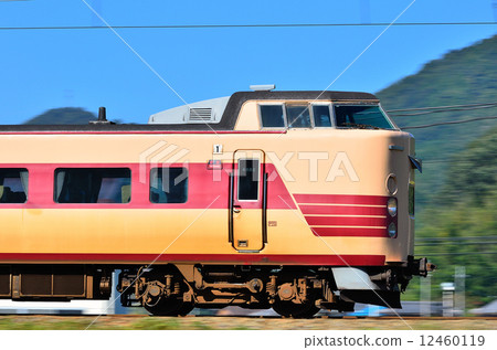 Railway train San-in main line Kyoto mouth 381 series Nippon Steel color garden ~ Funaoka Autumn building fountain Nantan city Limited express JR West Japan Sagano line Kinosaki Hashiri shooting drift head head 12460119