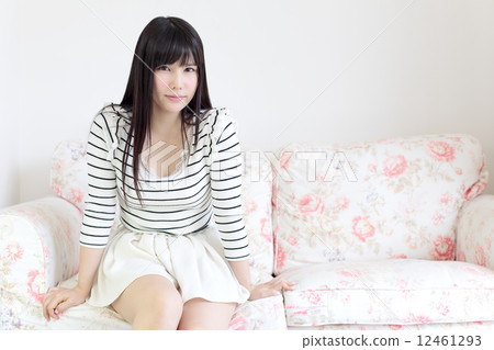Young lady's hair style Young lady's hair style 12461293