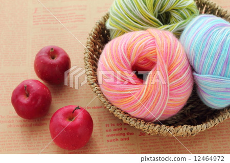 冬天圖像羊毛毛線和蘋果 12464972