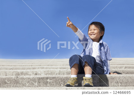 清爽的藍天和男孩 12466695