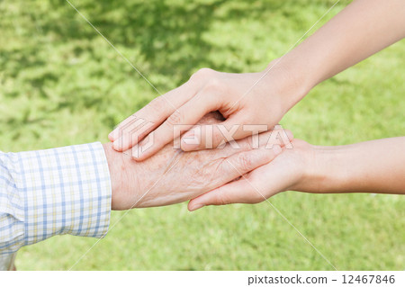 高級和年輕婦女手 高級和年輕婦女手 12467846