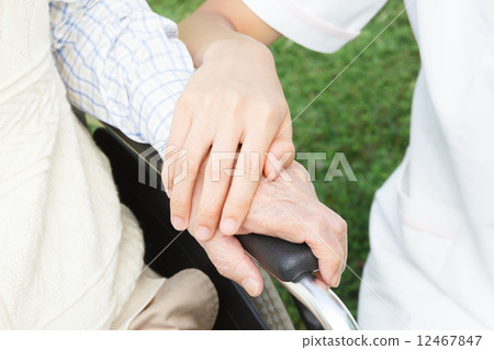 高級和年輕婦女手 高級和年輕婦女手 12467847