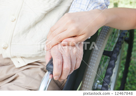 高級和年輕婦女手 高級和年輕婦女手 12467848