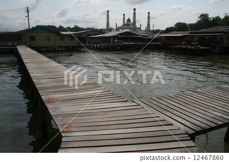 Brunei's water settlement and mosque 12467860