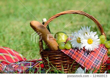 Picnic basket Picnic basket 12468913