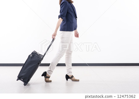 一位女士拎著包包散步 旅行形象 旅行者形像素材 12475362