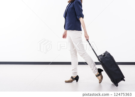 一位女士拎著包包散步 旅遊形象 圖片素材 一位女士拎著包包散步 旅遊形象 圖片素材 12475363