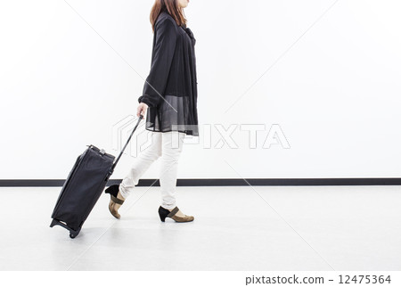 A woman walking with a carry bag Travel image Traveler Image material A woman walking with a carry bag Travel image Traveler Image material 12475364