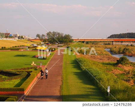 秋天的Watarase河 12476286