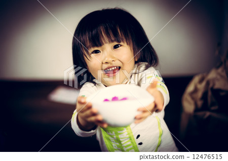 The girl who hands the plate 12476515