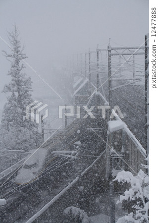 Joetsu Shinkansen E4 Series departing from the snowstorm Gala Yuzawa (old paint) 12477888