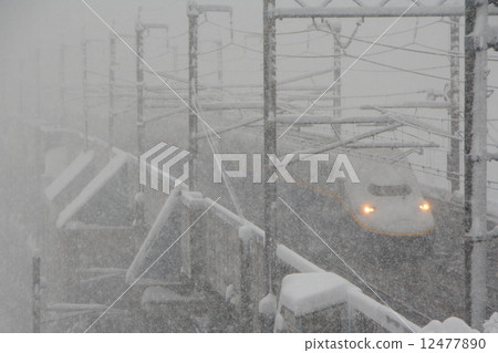Joetsu Shinkansen E4 series (old paint) going through a blizzard Joetsu Shinkansen E4 series (old paint) going through a blizzard 12477890