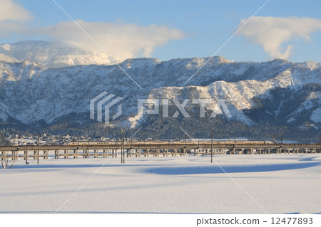 Joetsu Shinkansen E4 series passing around Urasa in fine weather in winter 12477893