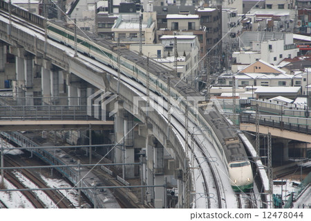 Remaining snow and Joetsu Shinkansen 200 series (green stripe primary color) Remaining snow and Joetsu Shinkansen 200 series (green stripe primary color) 12478044