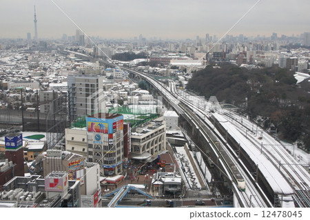 冬季的東京晴空塔和上越新幹線200係原色 12478045