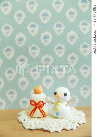 Snowman and Kagami mochi Snowman and Kagami mochi 12479865