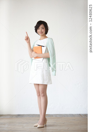 拿著他的食指的婦女 12480625