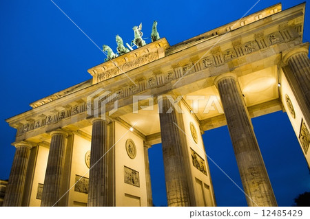 Brandenburg Gate at night , Berlin 12485429