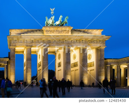 Brandenburg Gate at night , Berlin 12485430