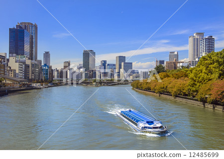 A water bus that goes to the eighth house beach in autumn 12485699