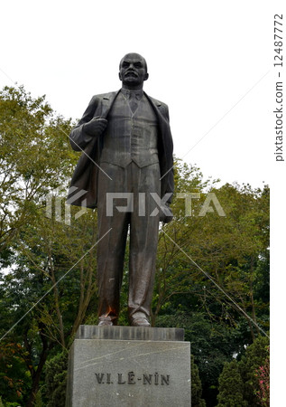  Lenin statue 12487772