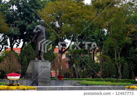  Lenin statue 12487773